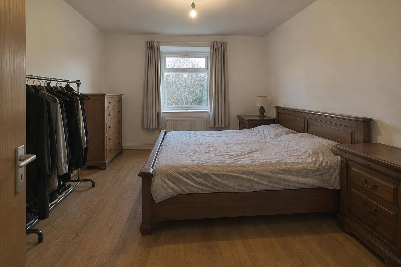 Kleines Schlafzimmer mit Weite – vorher